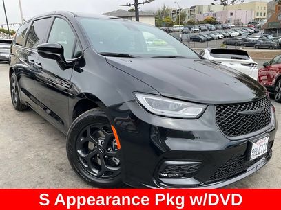 Used 2023 Chrysler Pacifica Limited w/ Uconnect Theater Family Group