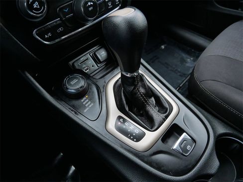 Used 2015 Jeep Cherokee Latitude w/ Cold Weather Group image 19