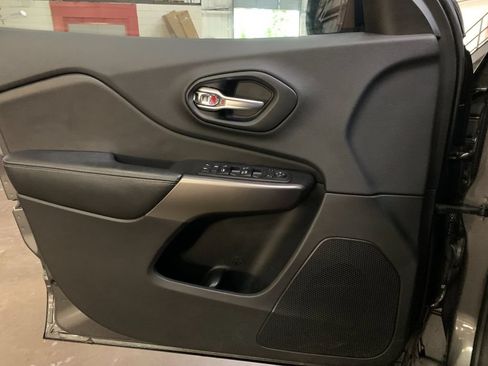 Used 2019 Jeep Cherokee Latitude Plus w/ Comfort/Convenience Group AWD/4WD image 11