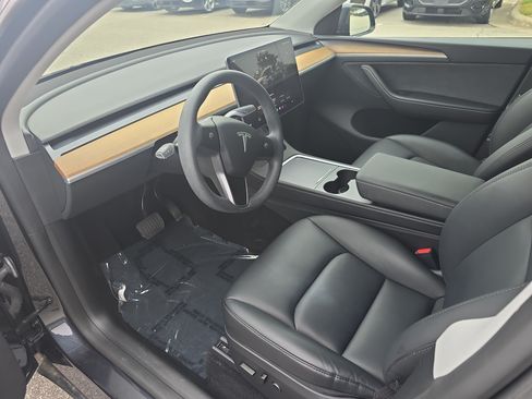 Used 2024 Tesla Model Y Long Range AWD/4WD image 15