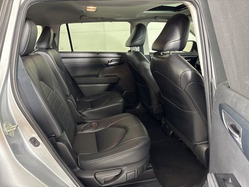 Used 2023 Toyota Highlander XLE AWD/4WD image 18