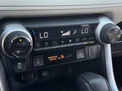 Used 2019 Toyota RAV4 XLE w/ Convenience Package FWD image 20
