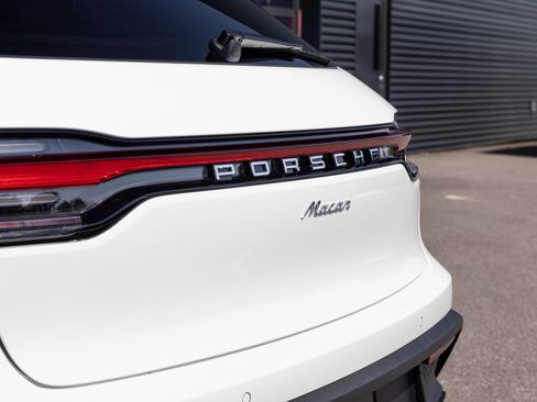 Certified 2025 Porsche Macan Base image 12