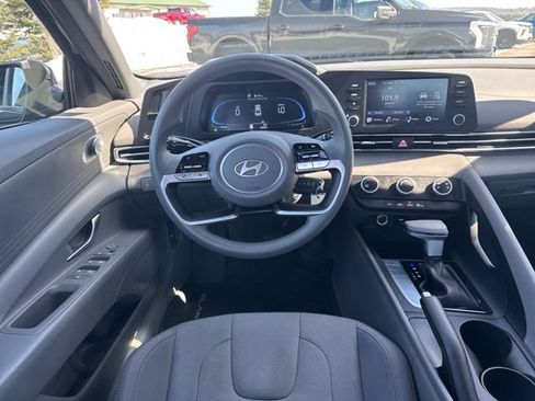 Used 2025 Hyundai Elantra SE FWD image 15