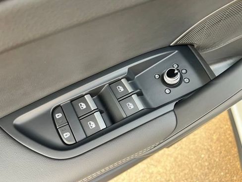 Used 2024 Audi Q5 e Prestige w/ Prestige Package image 19