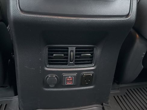 Used 2024 Nissan Titan SV image 19