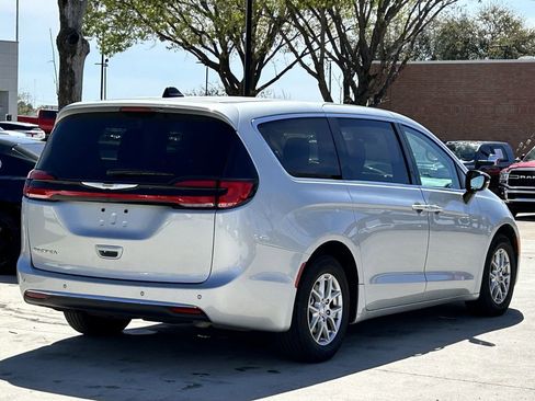 Used 2024 Chrysler Pacifica Touring-L image 4
