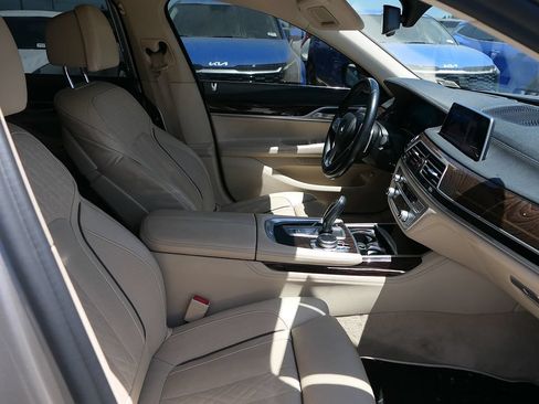 Used 2020 BMW 740i w/ Premium Package RWD image 29