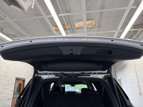 Used 2024 GMC Yukon XL Denali w/ Advanced Technology Package image 12