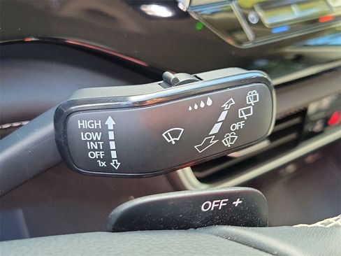 Used 2025 Volkswagen Atlas SE image 30