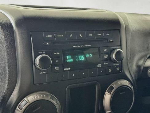 Used 2018 Jeep Wrangler Unlimited Sport w/ Connectivity Group AWD/4WD image 13