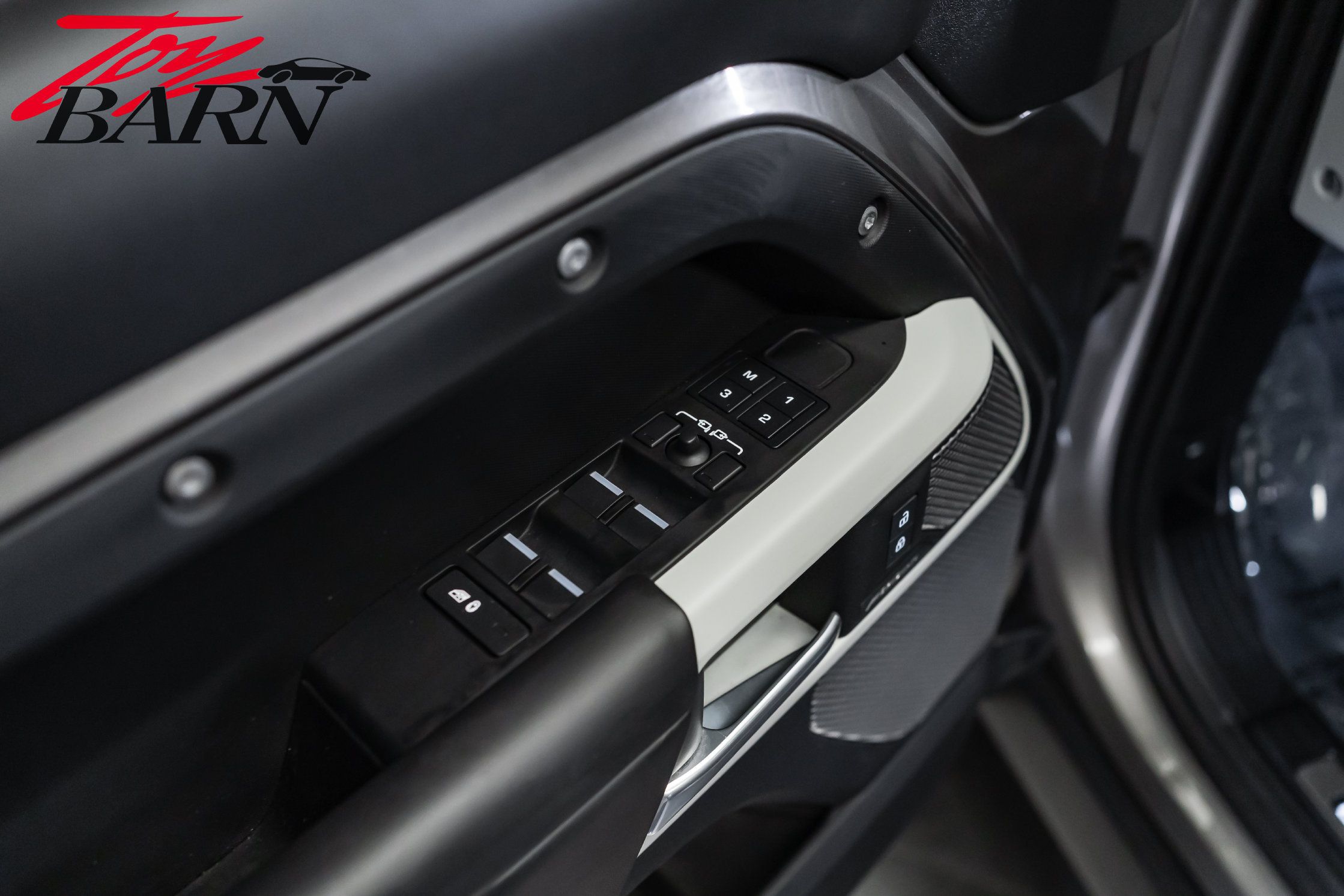 Used 2024 Land Rover Defender 110 X-Dynamic SE AWD/4WD image 18