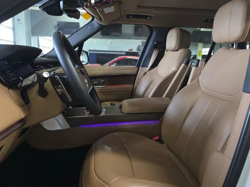 Used 2023 Land Rover Range Rover SE image 3