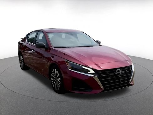 Used 2025 Nissan Altima 2.5 SV FWD image 2