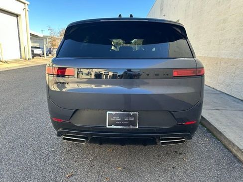 Used 2025 Land Rover Range Rover Sport SE image 3