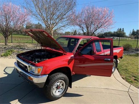 Used 1990 Toyota Pickup Deluxe image 16
