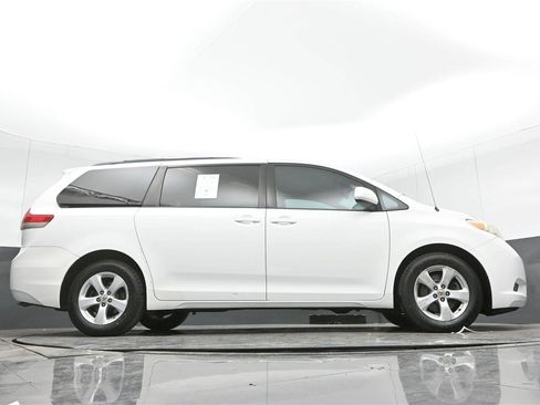 Used 2012 Toyota Sienna LE image 34