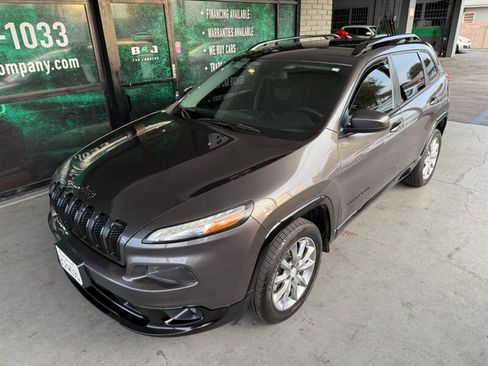 Used 2018 Jeep Cherokee Latitude image 2