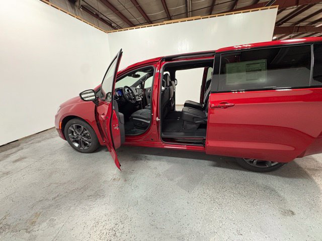 New 2026 Chrysler Pacifica Select FWD image 11