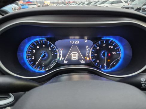 Used 2025 Chrysler Pacifica Select image 21