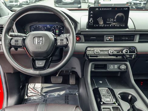 Used 2025 Honda Pilot Black Edition image 3