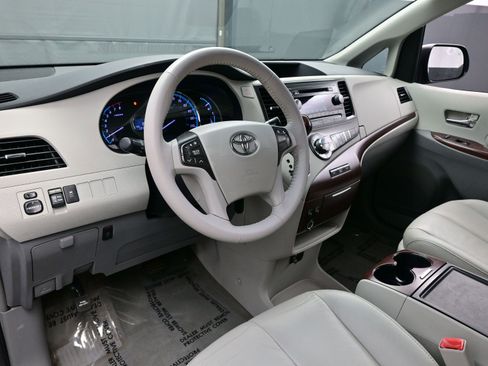 Used 2013 Toyota Sienna XLE image 13
