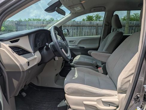 Used 2018 Toyota Sienna L FWD image 10