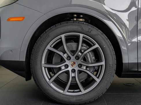 Certified 2025 Porsche Cayenne AWD/4WD image 11
