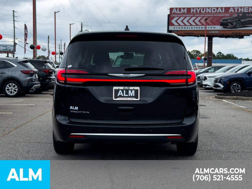 Used 2023 Chrysler Pacifica Touring-L FWD image 16