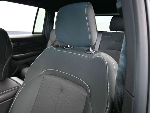 Used 2025 Jeep Grand Cherokee Laredo image 16