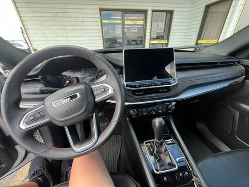 Used 2025 Jeep Compass Trailhawk image 34