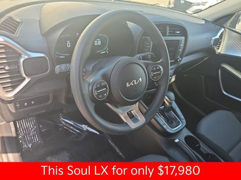 Used 2025 Kia Soul LX w/ LX Technology Package FWD image 21