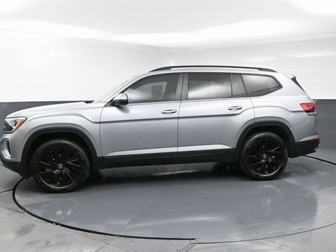 Used 2024 Volkswagen Atlas SE w/ Black Wheel Package image 6