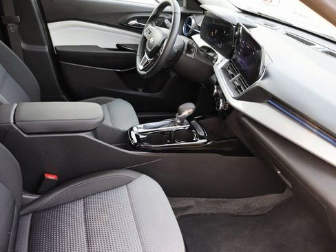 Certified 2025 Chevrolet Trax LT w/ LT Convenience Package image 11