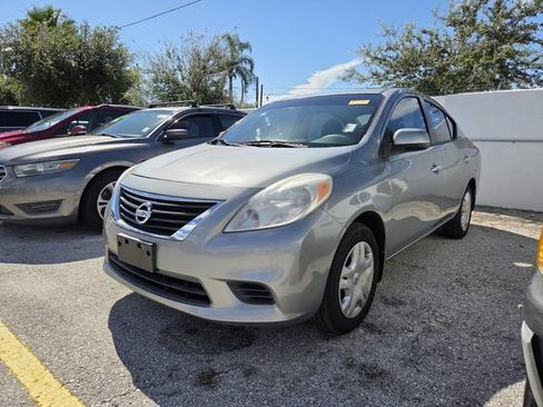 Used 2012 Nissan Versa SV FWD image 3