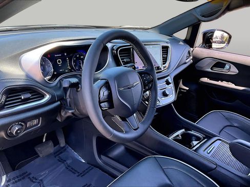 Used 2026 Chrysler Pacifica Limited w/ Uconnect Theater Family Group FWD image 17