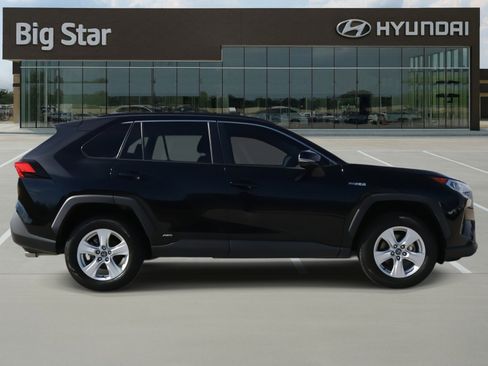 Used 2020 Toyota RAV4 XLE image 5