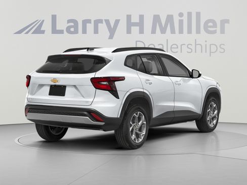 Used 2025 Chevrolet Trax LT w/ Driver Confidence Package FWD image 2