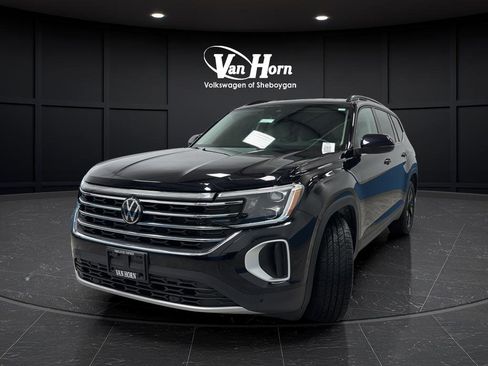 Used 2024 Volkswagen Atlas SE w/ Black Wheel Package image 3