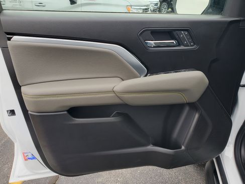 New 2026 Chevrolet Colorado ZR2 w/ Technology Package AWD/4WD image 8