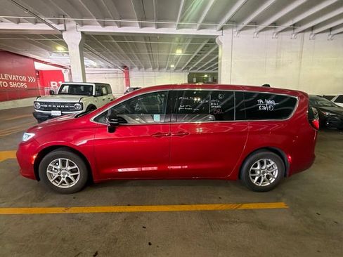 Used 2025 Chrysler Pacifica Select FWD image 3