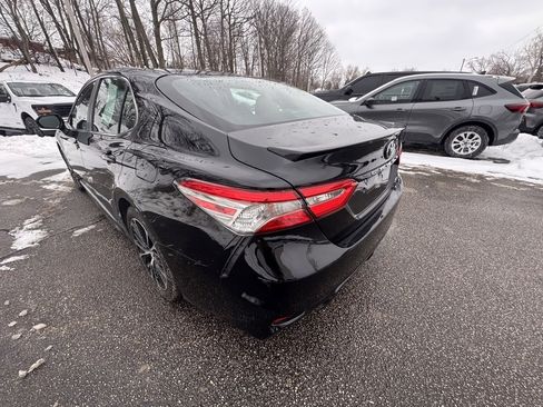 Used 2018 Toyota Camry SE image 3