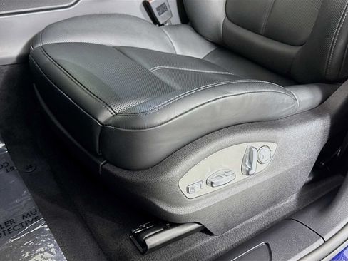 Certified 2026 Porsche Macan AWD/4WD image 13