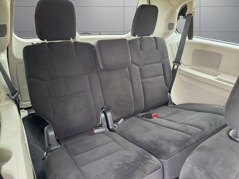 Used 2018 Dodge Grand Caravan SE FWD image 16