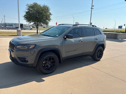 Used 2022 Jeep Cherokee Latitude AWD/4WD image 1