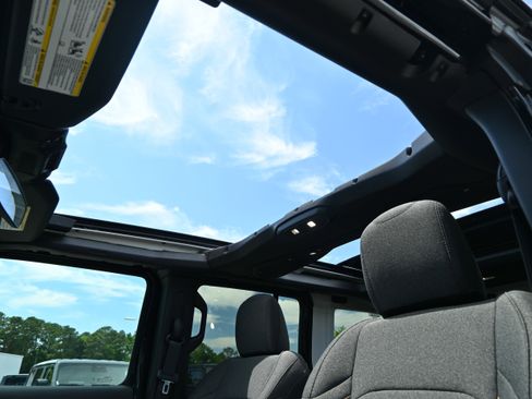 Used 2025 Jeep Wrangler Unlimited Sahara w/ Safety Group AWD/4WD image 29