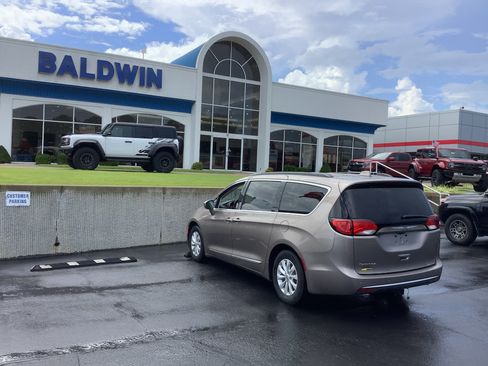 Used 2017 Chrysler Pacifica Touring-L FWD image 5