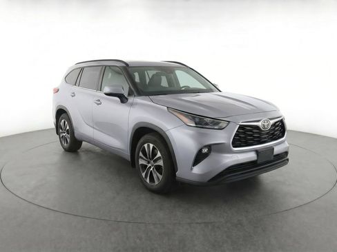 Certified 2025 Toyota Highlander XLE AWD/4WD image 2
