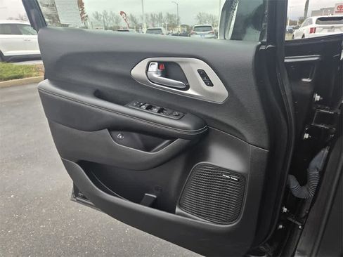 Used 2022 Chrysler Pacifica Limited w/ Uconnect Theater Family Group image 18