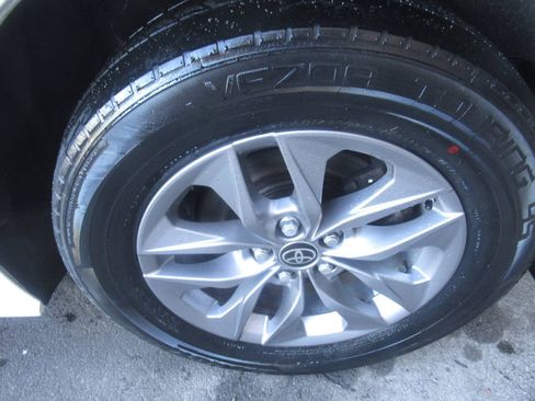 Used 2021 Toyota Sienna XLE AWD/4WD image 17